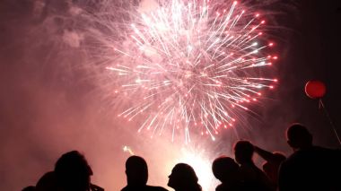 Kalabalık foreworks izliyor