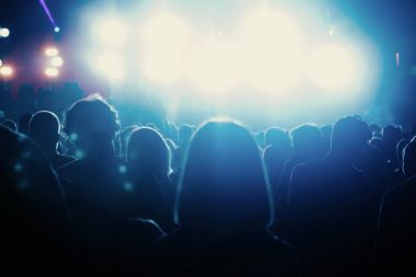 Kalabalık konser performansları zevk