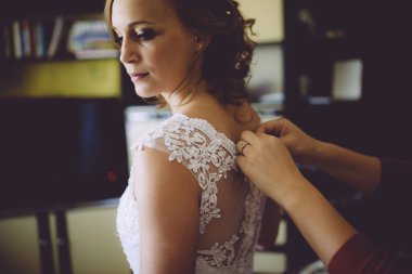 Gelini hazırlamak yardımcı kardeş