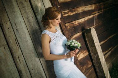 Gelin holding buket açık havada