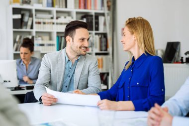 Ofiste çalışan iş adamları