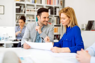 Ofiste çalışan iş adamları