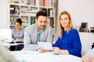 Ofiste çalışan iş adamları