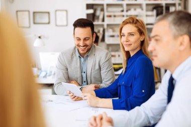 Ofiste çalışan iş adamları