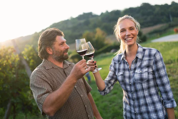 People tasting wine in vineyard — Stock Photo, Image