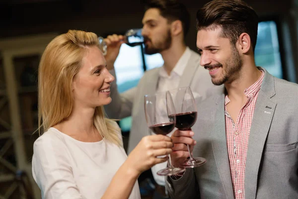 Händelse med människor smaka viner — Stockfoto
