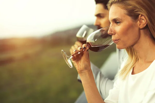 Pareja bebiendo vino tinto —  Fotos de Stock