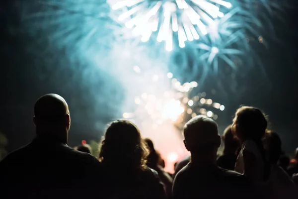 Multitud viendo fuegos artificiales — Foto de Stock