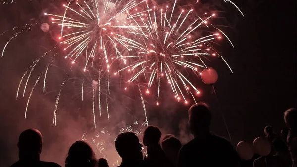 Kalabalık havai fişek izlerken