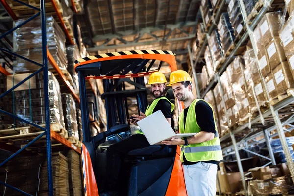 Personas que trabajan en almacén — Foto de Stock