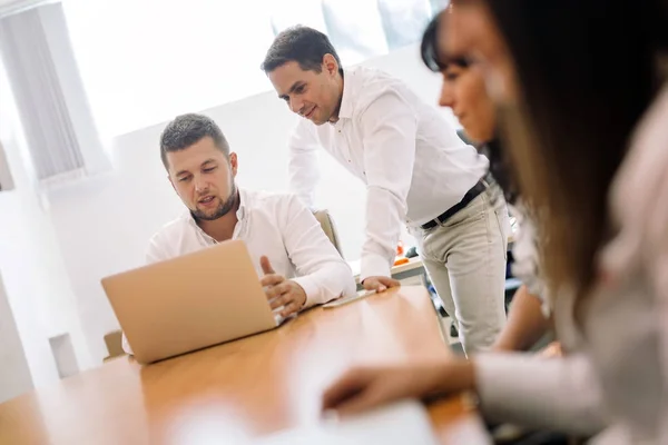 Businesspeople working in office — Stock Photo, Image