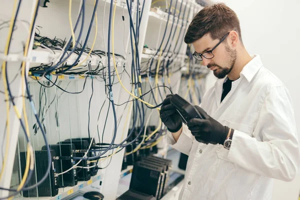 Técnico de rede testando modems — Fotografia de Stock