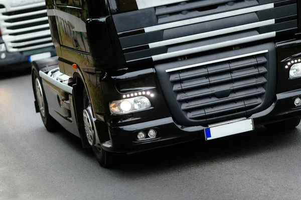 Caminhões na estrada competindo — Fotografia de Stock