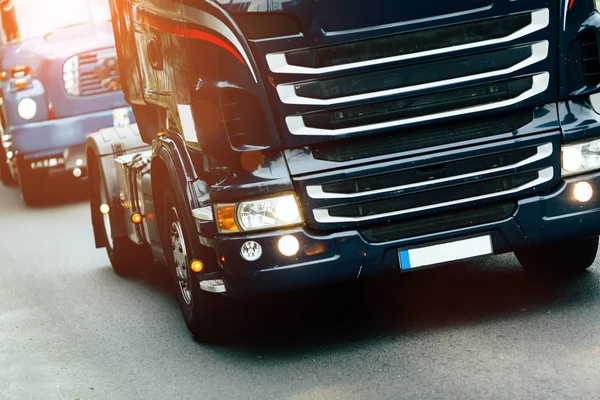 Lastbilar på den väg som konkurrerar — Stockfoto