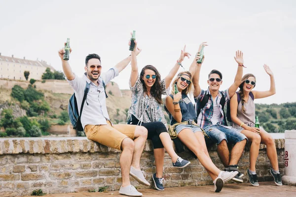 Jóvenes felices divirtiéndose — Foto de Stock