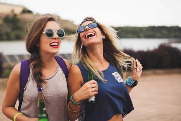 Amigos riendo y sonriendo al aire libre —  Fotos de Stock