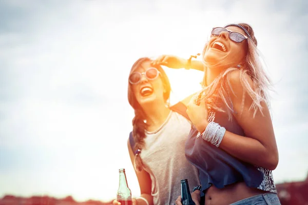 Amigos felizes rindo e se divertindo ao ar livre — Fotografia de Stock