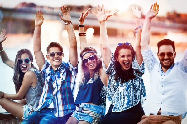 Los estudiantes se divierten disfrutando del verano — Foto de Stock