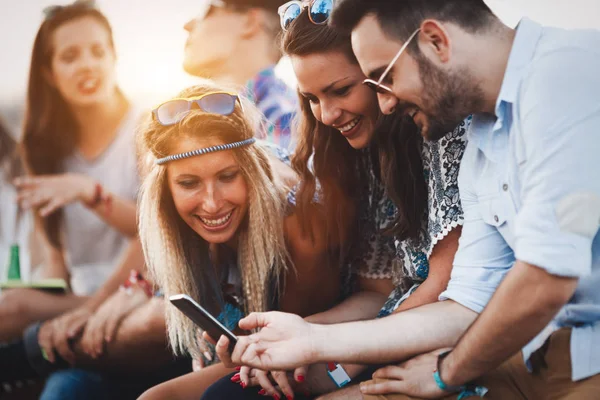 Grupp vänner som har roligt utomhus — Stockfoto