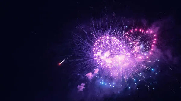 Hermosos fuegos artificiales durante la celebración — Foto de Stock