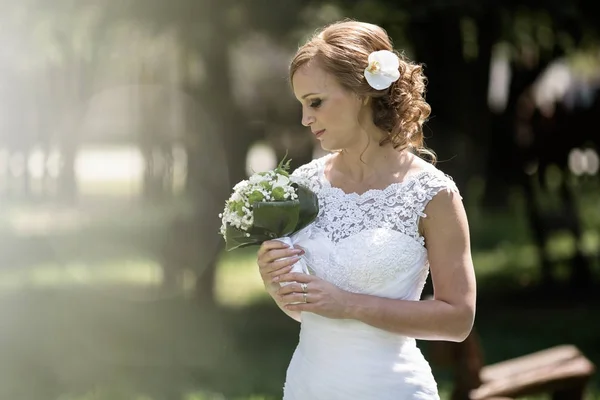 Krásná nevěsta s květinou ve vlasech — Stock fotografie