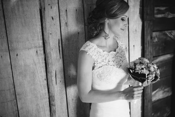 Kytice nevěsty držení venku — Stock fotografie