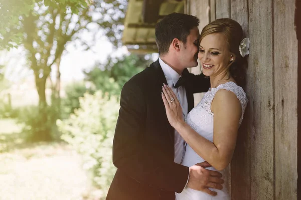 美しい花嫁と新郎屋外 — ストック写真