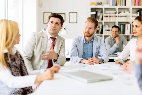 Gli uomini d'affari discutono piani futuri — Foto Stock