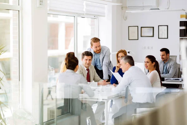 Együttműködik az office üzletemberek — Stock Fotó