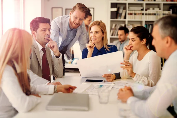 Colaboradores trabajando juntos en el proyecto — Foto de Stock