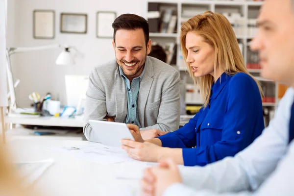 Ofiste çalışan iş adamları
