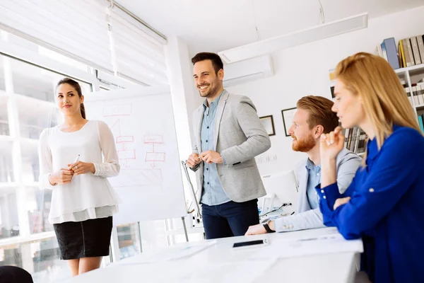 Compañeros Disfrutando Trabajo Oficina Negocios — Foto de Stock