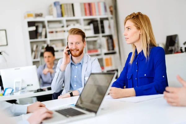 Geschäftsleute Die Büro Arbeiten Und Zusammenarbeiten — Stockfoto