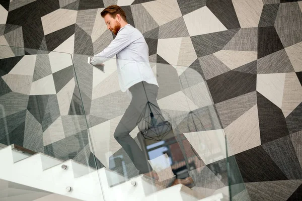 Retrato de empresário em escadas — Fotografia de Stock