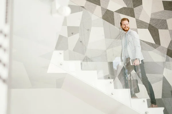 Hombre de negocios en suite retrato en las escaleras — Foto de Stock