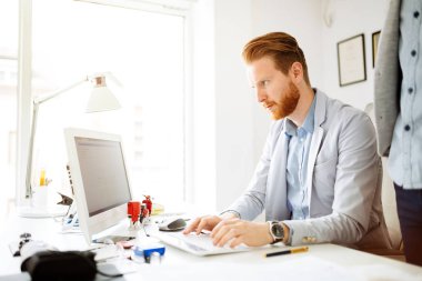 Ofiste çalışan meslektaşlar.