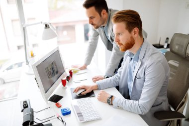 Ofiste çalışan meslektaşlar.