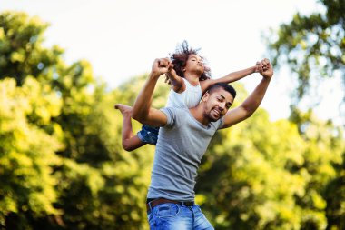  Babası kızını sırtında taşıyan