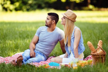 Doğada piknik mutlu Romantik Çift resmini