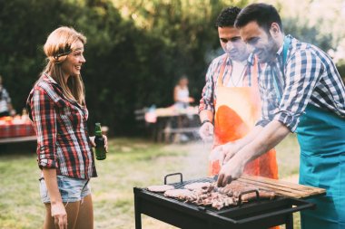 Mutlu arkadaşlar barbekü partisinin tadını çıkarıyor.
