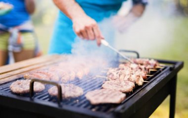 Barbekü partisi mutlu öğrenciler