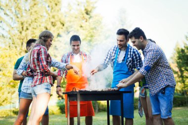 Barbekü partisi zevk arkadaş