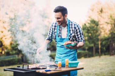 Mutlu erkek barbekü et hazırlama