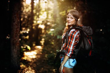 Ormandaki gülümseyen güzel kadın
