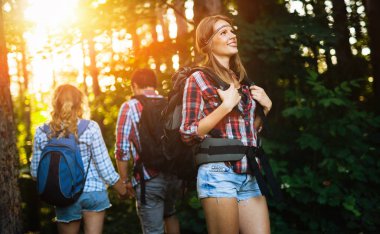 Ormanda yürüyüş insanlar