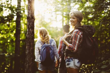 Güzel kadın ve arkadaşları hiking 