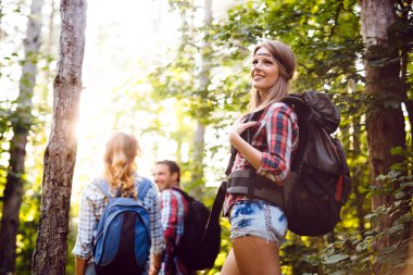 Grup backpacking yürüyüşçü
