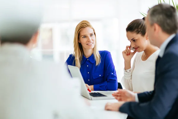 Coworkers working on project — Stock Photo, Image