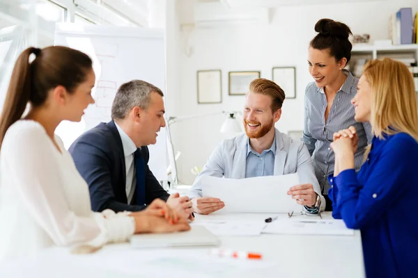 Reunión de negocios y lluvia de ideas — Foto de Stock