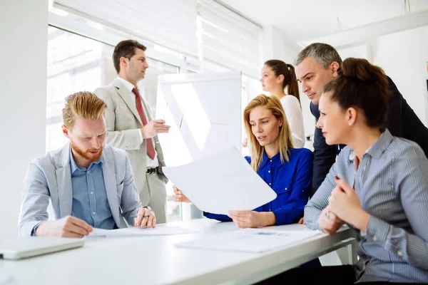 Reunión de negocios y lluvia de ideas — Foto de Stock